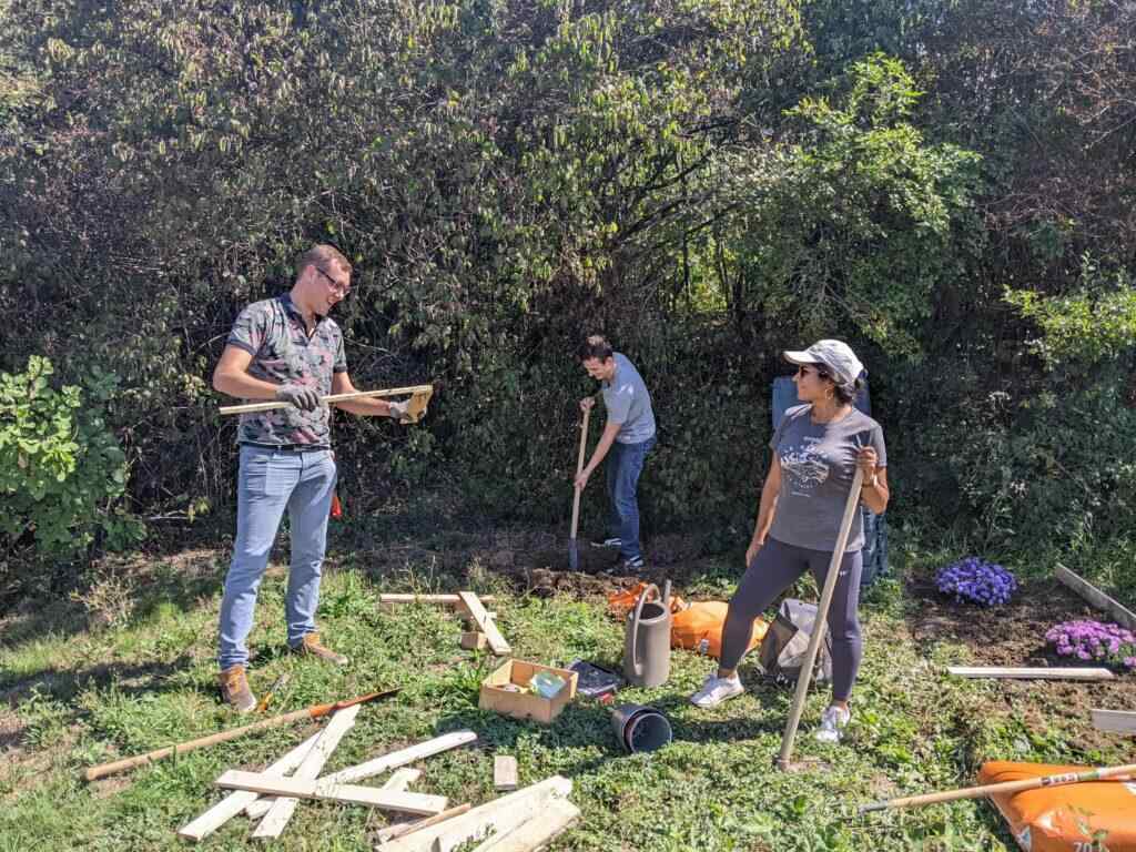 L'équipe netdev entrain d'installer le compost