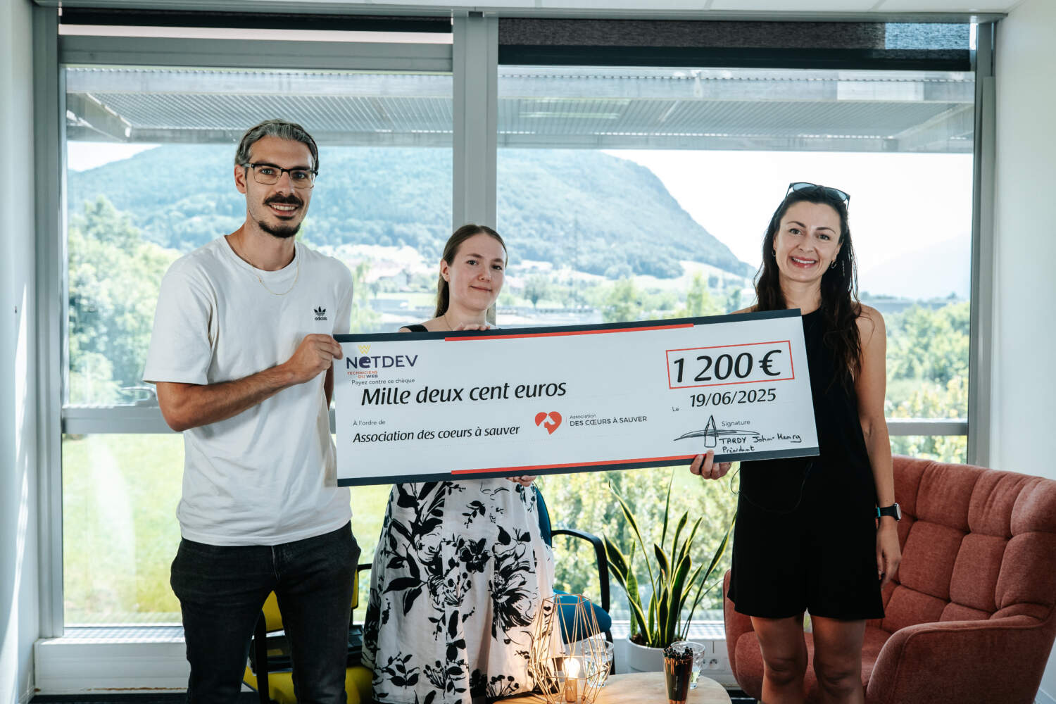 Remise de don à l'association des Coeurs à Sauver