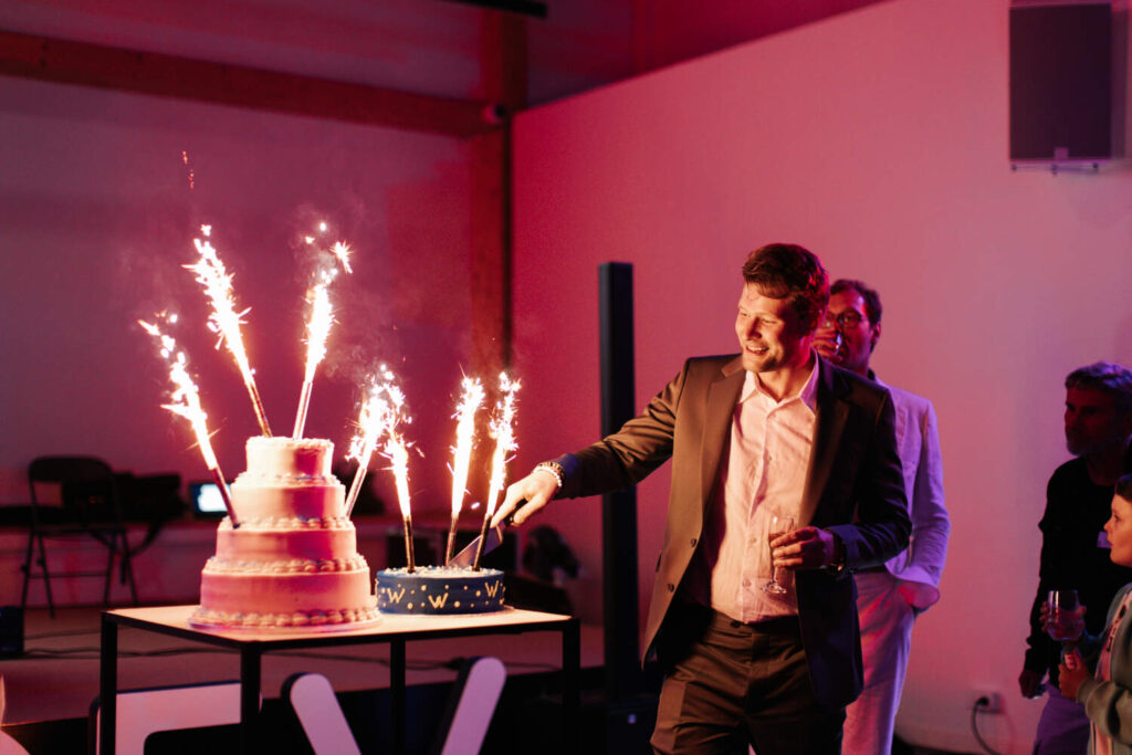 Matthew découpe le gateau d'anniversaire lors de la soirée des 10 ans
